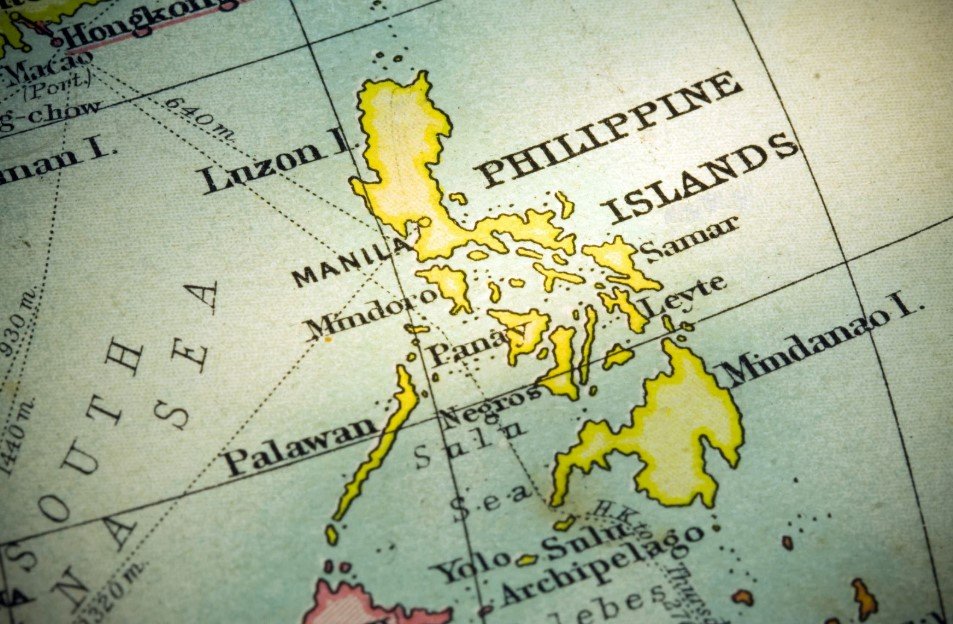 Vintage map of the Philippine Islands highlighting Luzon, Visayas, and Mindanao with surrounding seas.